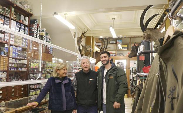 La armería leonesa que saltó de la calle La Rúa a ser un referente en Internet