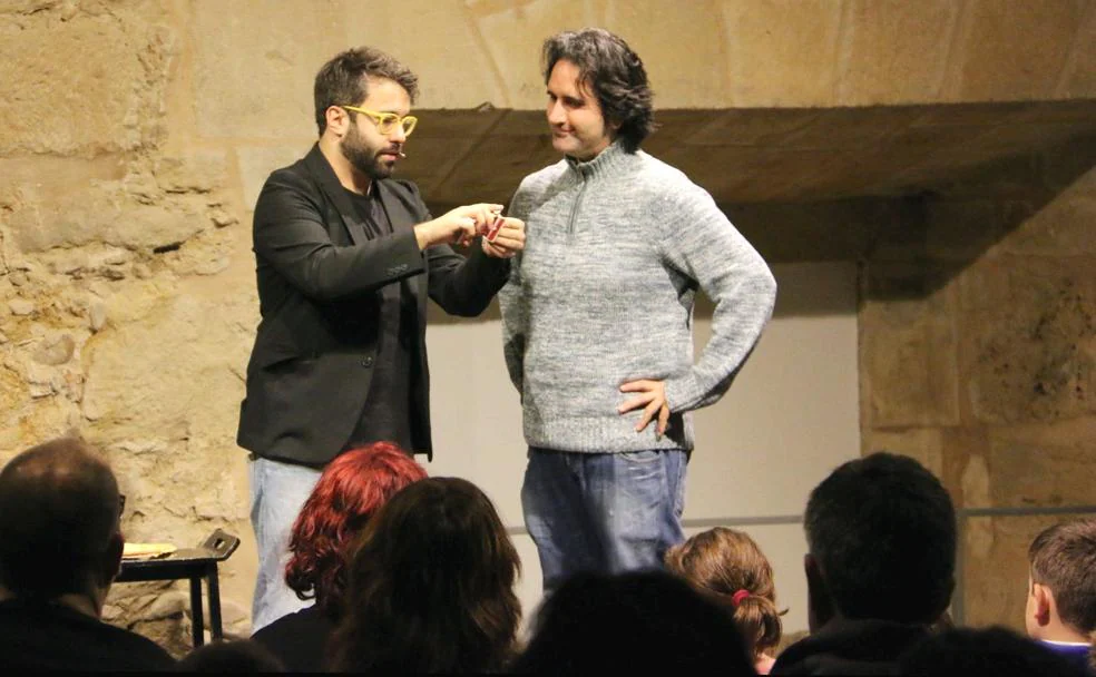 El mago que actuó para DiCaprio se exhibe en León: «El público leonés es súper agradecido»