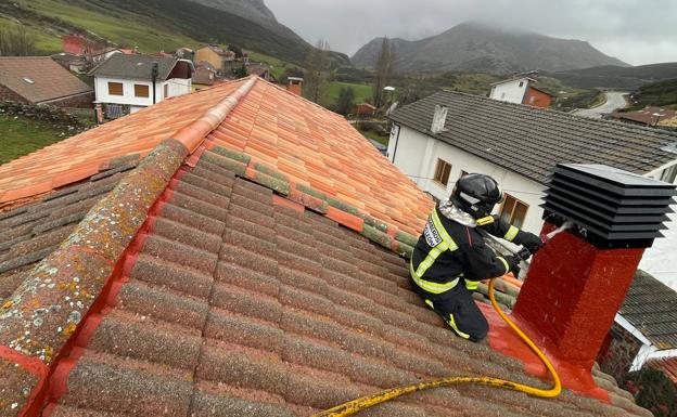 Bomberos de León sofocan un incendio en una chimenea en una casa en Isoba