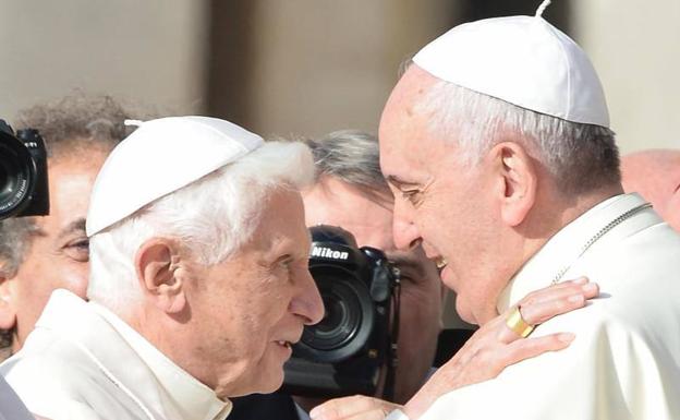 La difícil convivencia entre el emérito Benedicto XVI y su sucesor Francisco