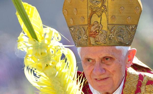 Mañueco destaca la figura de Benedicto XVI, «un papa bueno, intelectual y discreto»