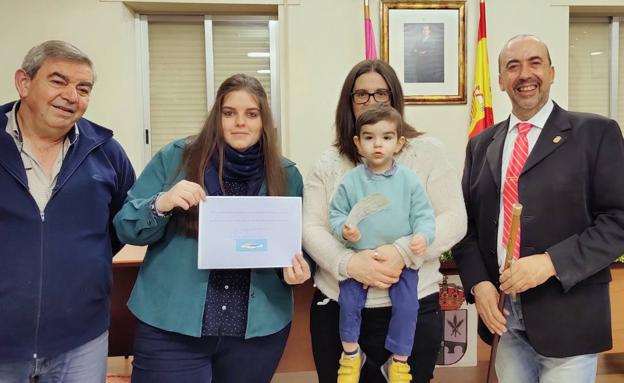 Valderrey entrega su primer cheque de ayuda a la natalidad