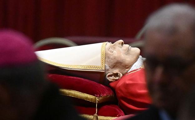 El obispo de Astorga oficiará el sábado una misa de funeral por el Papa Emérito, Benedicto XVI