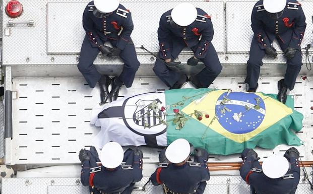 Los restos mortales de Pelé llegan al cementerio tras multitudinario homenaje en Santos