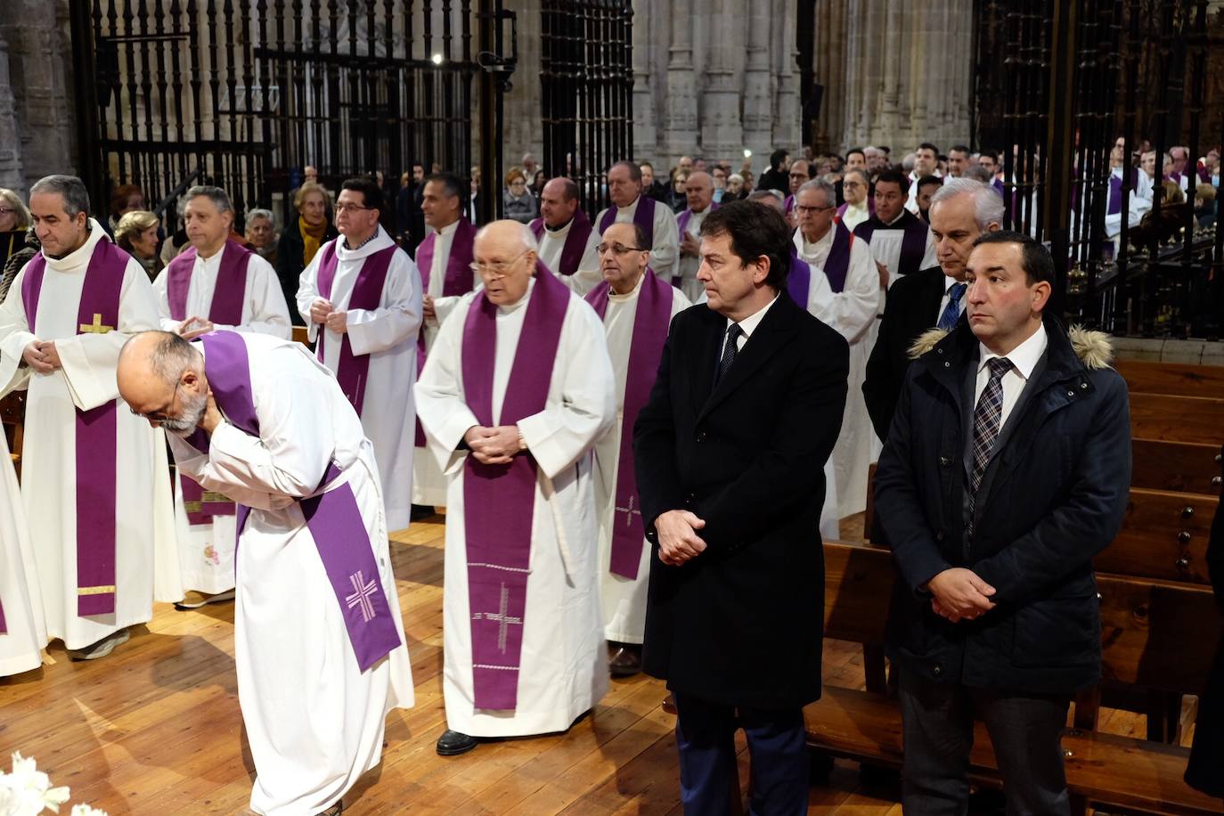 El presidente de la Junta, Alfonso Fernández Mañueco, asiste a la misa funeral por Benedicto XVI