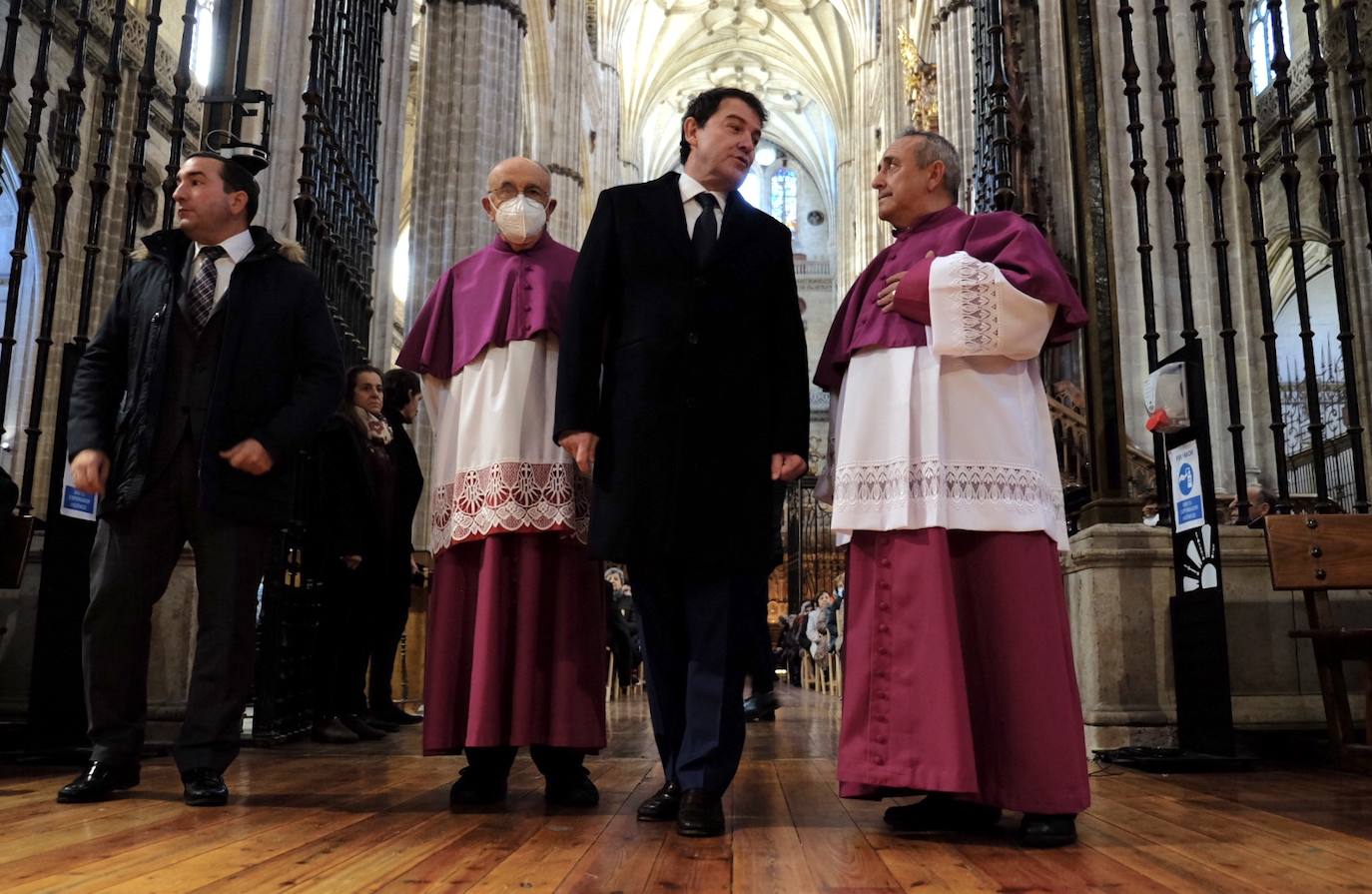 Mañueco asiste a la Catedral de Salamanca para rezar por el «eterno descanso» del papa Benedicto XVI