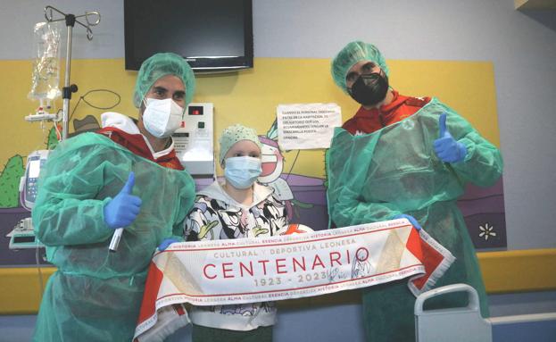 Los Reyes Magos visten de blanco y juegan al fútbol en el Hospital de León