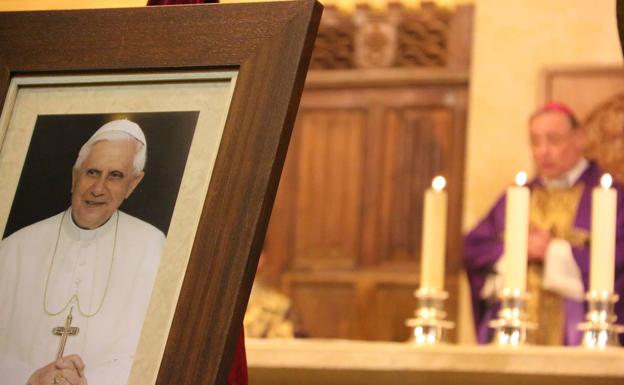 La Catedral de León despide el «legado» de Benedicto XVI para ser «mejores discípulos de Jesús»