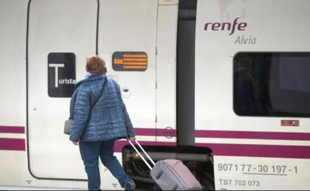 Un argayo corta la línea entre Monforte y Ponferrada y obliga a los pasajeros a llegar a León en bus