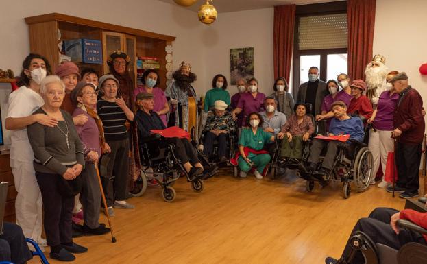 Los Reyes Magos dejan en la residencia Santa Luisa el compromiso de iniciar las obras de accesibilidad