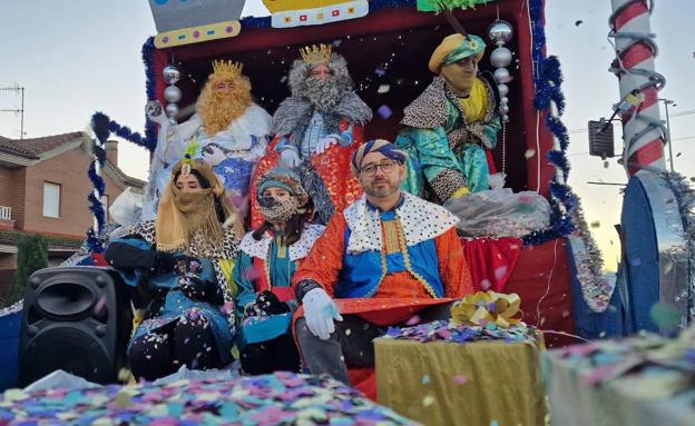 Una ofrenda al portal y una gran chocolatada hacen de la visita de los Reyes Magos algo inolvidable en Cembranos