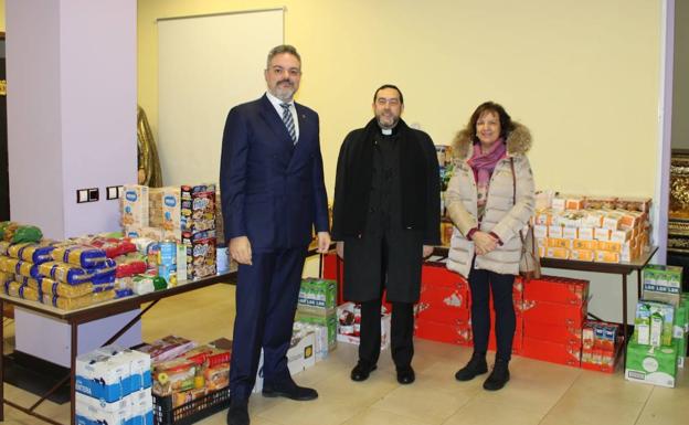 La Cofradía de Angustias y Soledad hace entrega de alimentos a Cáritas de la parroquia del Mercado