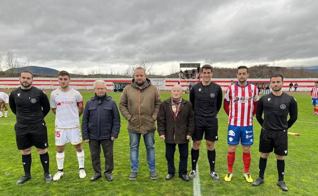 El Atlético Bembibre se lleva un derbi marcado por la polémica