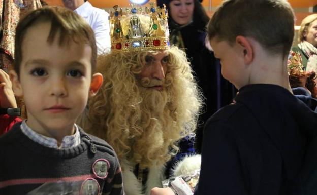 Los celadores tiran de las orejas a la gerencia del Hospital de León por la ausencia de los Reyes