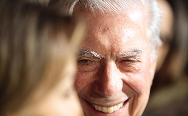 Mario Vargas Llosa niega rotundamente que vaya a volver con su exmujer Patricia