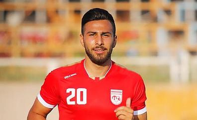 El futbolista iraní Azadani logra esquivar la horca
