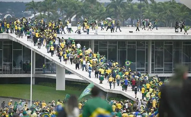 Arde Brasil: miles de bolsonaristas asaltan el Congreso para exigir un golpe de Estado que acabe con Lula