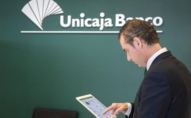 Unicaja Banco ofrece a particulares y empresas un agregador financiero con pagos según la normativa PSD2