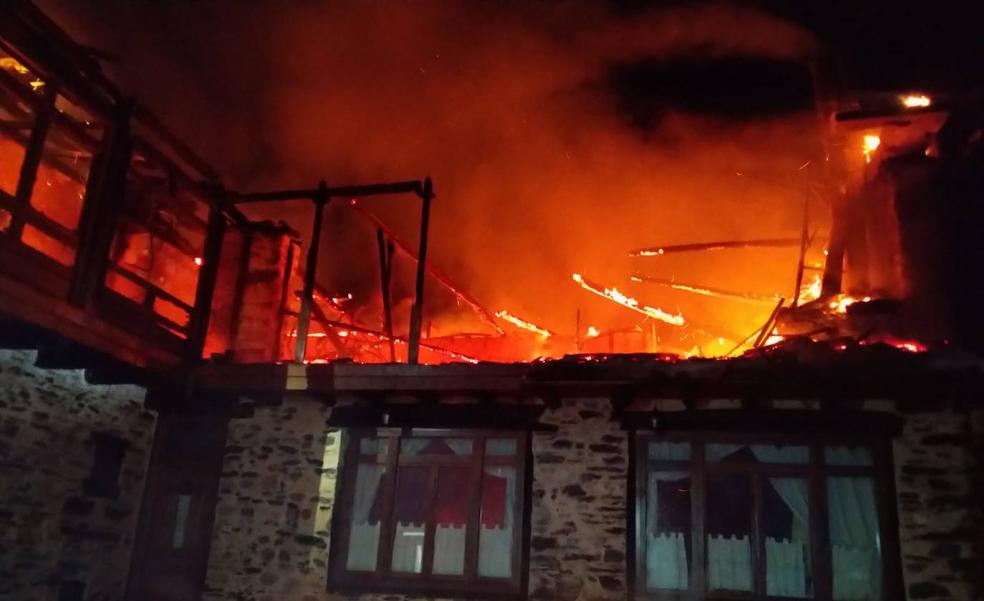 Los bomberos de Ponferrada intervienen durante siete horas en un incendio en Castroquilame