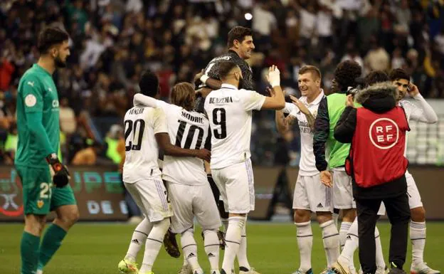 Los jugadores del Real Madrid celebran su pase a la final de la Supercopa./afp