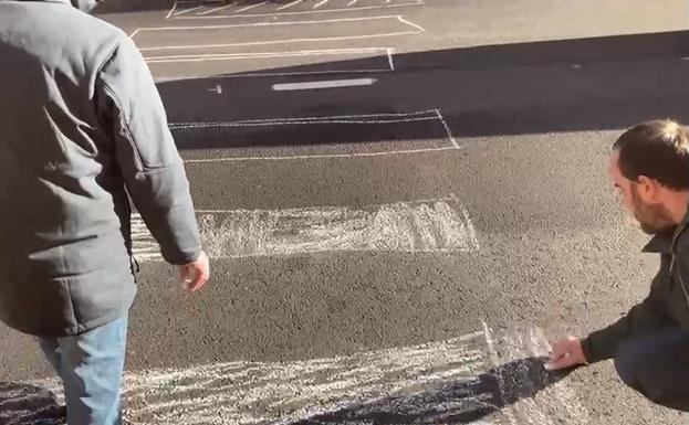 Los pasos de peatones en Cistierna se pintan 'a tiza'