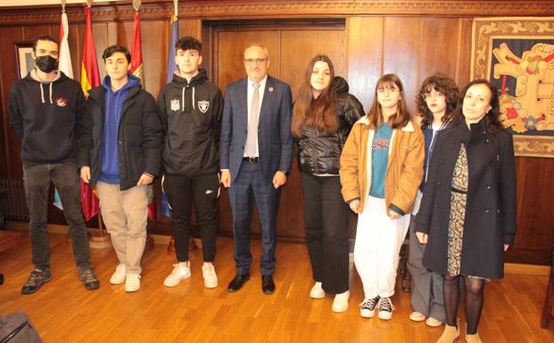 Ramón destaca el compromiso con la memoria de los alumnos del IES Gil y Carrasco de Ponferrada