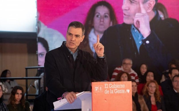 Sánchez lucha por que la ola popular de las autonómicas no llegue a Sevilla el 28-M