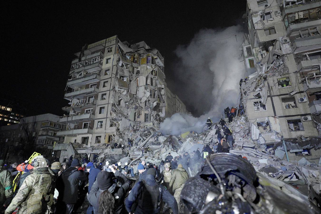 El bombardeo de un edificio de viviendas en Dnipró causa una de las mayores masacres de la guerra de Ucrania