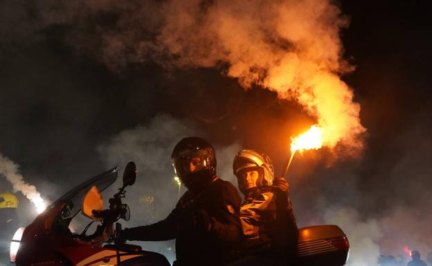 Pingüinos recuerda a los 400 moteros fallecidos en 2022 en su tradicional desfile de antorchas