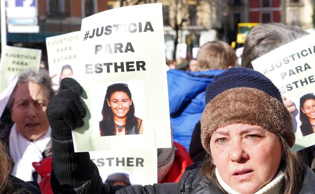 Más de 1.500 personas arropan a la familia de Esther López mientras su hermana acusa a un «lobo con piel de cordero»