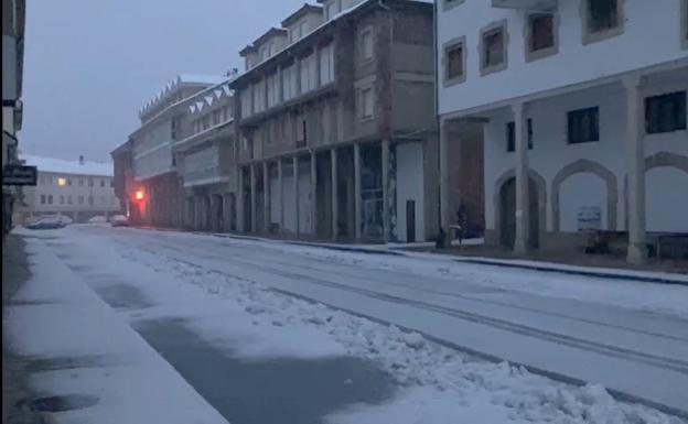 La nieve ya obliga a usar cadenas en el norte de León y afecta a la circulación en Soria