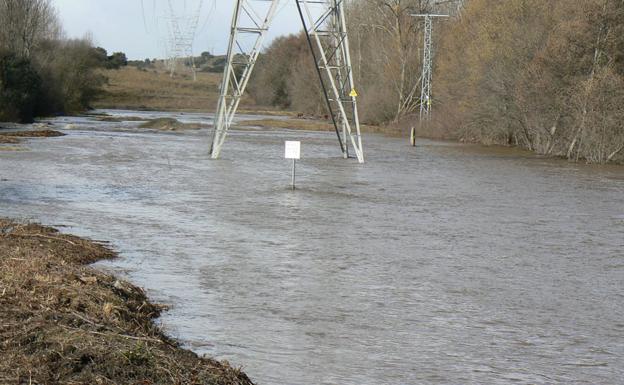 El río Tuerto a su paso por Quintana del Castillo, en alerta por crecidas