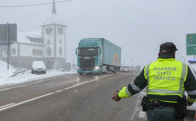 La nieve obliga a embolsar camiones en tres puntos de la A-6 en la provincia y prohibe circular a pesados