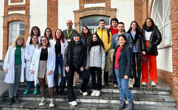 Alumnos del máster en Biotecnología y Biomedicina de la ULE conocen el trabajo de investigación del Caule