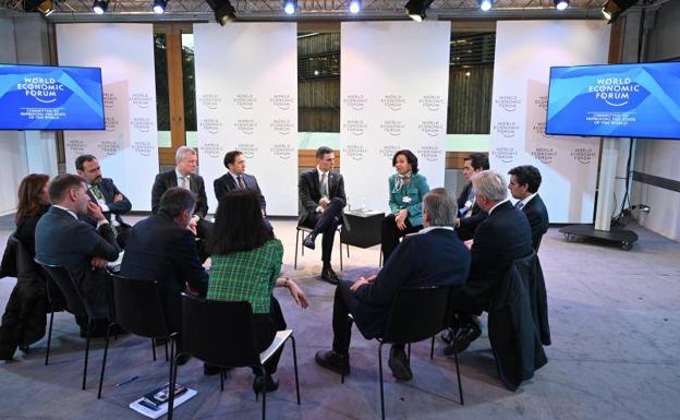 Sánchez busca reconciliarse con las grandes empresas del Ibex en Davos