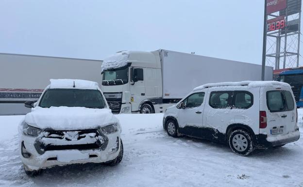 Carreteras cortadas, ríos desbordados y resbalones: resumen de una jornada de nieve en la provincia