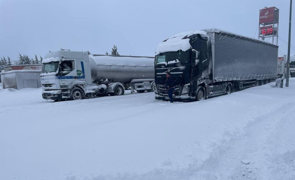 La nieve obliga a embolsar camiones en la A-6 a su paso por Manzanal del Puerto