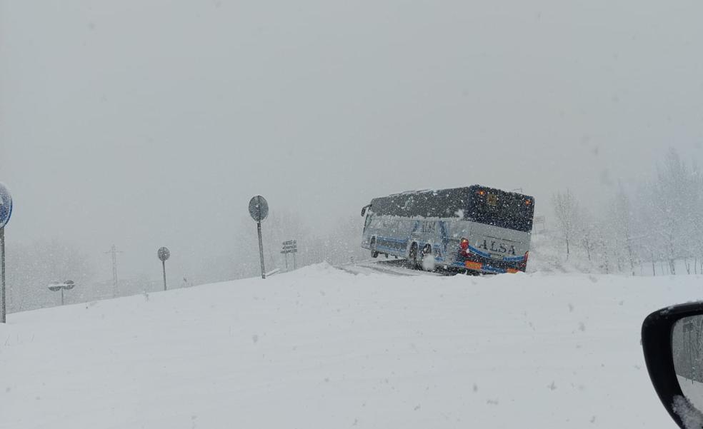 La nieve causa estragos en la montaña: un bus escolar se sale de la vía y una furgoneta choca con una quitanieves