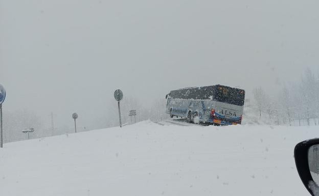 La nieve causa estragos en la montaña: un bus escolar se sale de la vía y una furgoneta choca con una quitanieves