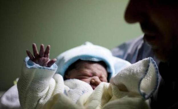 La provincia de León registró en 2022 seis nacimientos al día, un 3,31% más que el año anterior