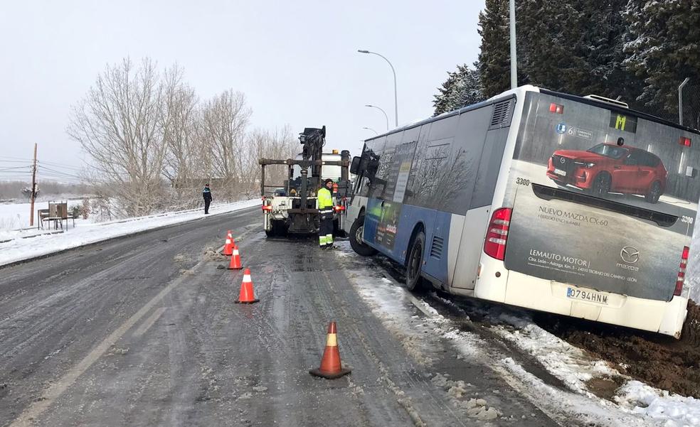 El bus metropolitano de Carbajal de la Legua acaba en la cuneta por culpa de la nieve