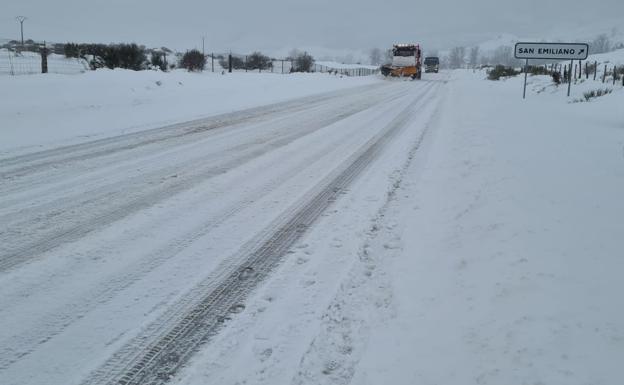 Decenas de carreteras cortadas en la provincia por la nieve incluyendo la N-621 en Boca de Huérgano