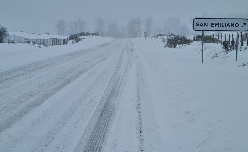 El asfalto se queda bajo la nieve en las carreteras de montaña: «Está todo fatal y lo peor son los pueblos»