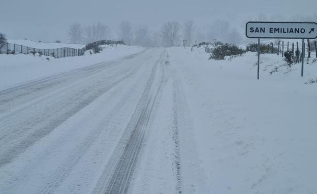 El asfalto se queda bajo la nieve en las carreteras de montaña: «Está todo fatal y lo peor son los pueblos»
