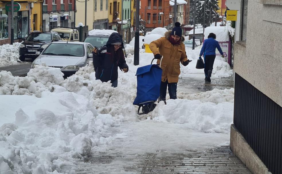 Villablino vuelve a vivir bajo la nieve: «No nos queda otra que tirar de pala»