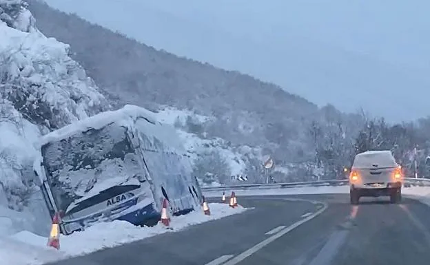La nieve complica el tráfico en la zona norte de León y dificulta el transporte público