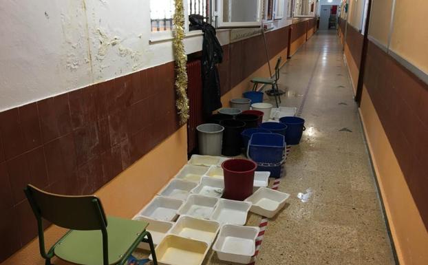 Alumnos, padres y docentes se concentran contra los desperfectos, goteras e inundaciones en el CEIP Quevedo