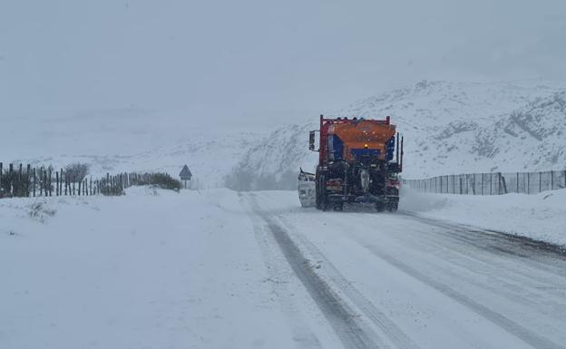 La nieve mantiene cortadas una docena de carreteras en León y obliga el uso de cadenas