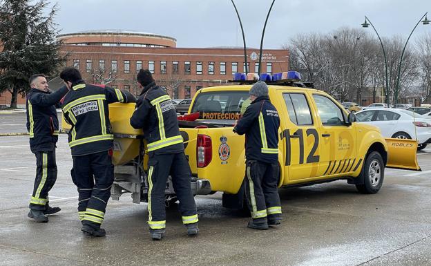 Los bomberos de León revisan fachadas y dispensa sal para evitar desprendimientos y caídas