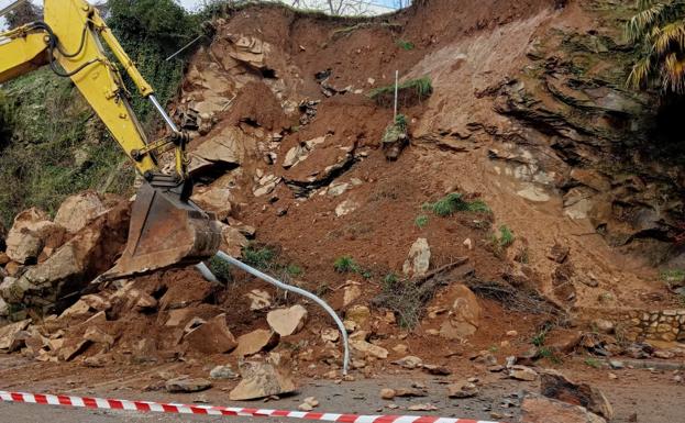 El temporal provoca la caída de rocas sobre la calzada en la Avenida Santa Bárbara de Torre